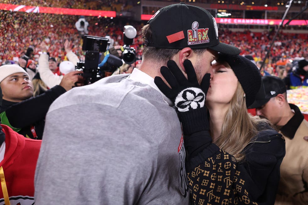 taylor swift and travis kelce kissing