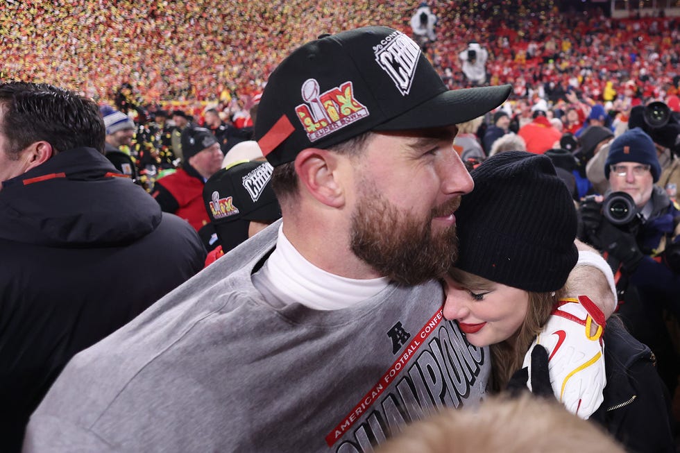 taylor swift and travis kelce celebrating his win