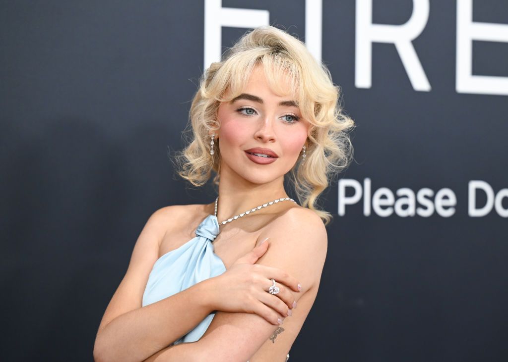 サブリナ・カーペンター、水色のスウィートなドレスで2025年