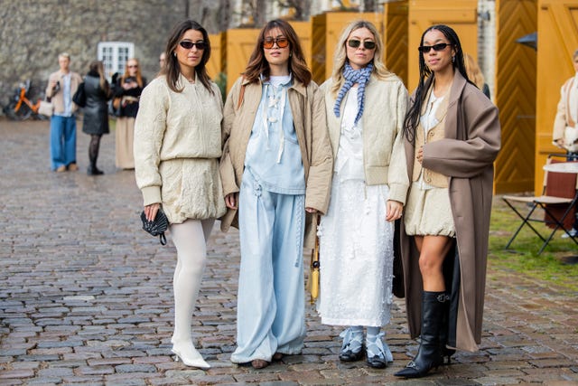 Chicas comprando moda en línea