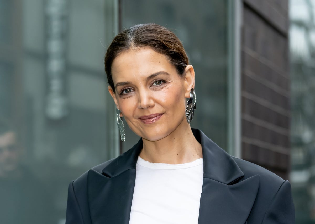 La gonna in satin di Katie Holmes per la moda 2025