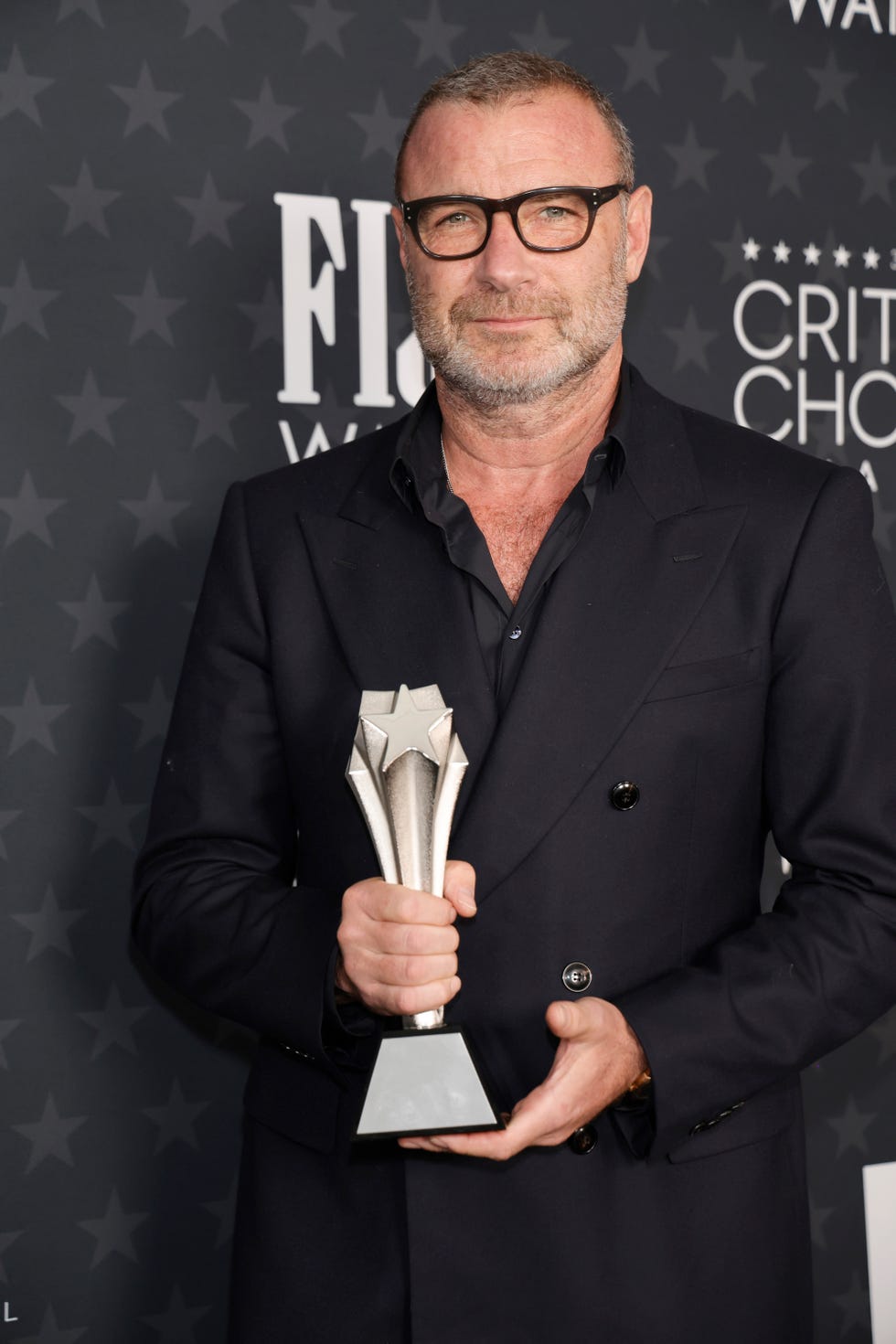 santa monica, california february 07: liev schreiber, winner of the best supporting actor in a limited series or movie made for television award for the perfect couple, poses in the press room during the 30th annual critics choice awards at barker hangar on february 07, 2025 in santa monica, california. (photo by frazer harrison/getty images)