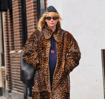 jennifer lawrence walks down sidewalk