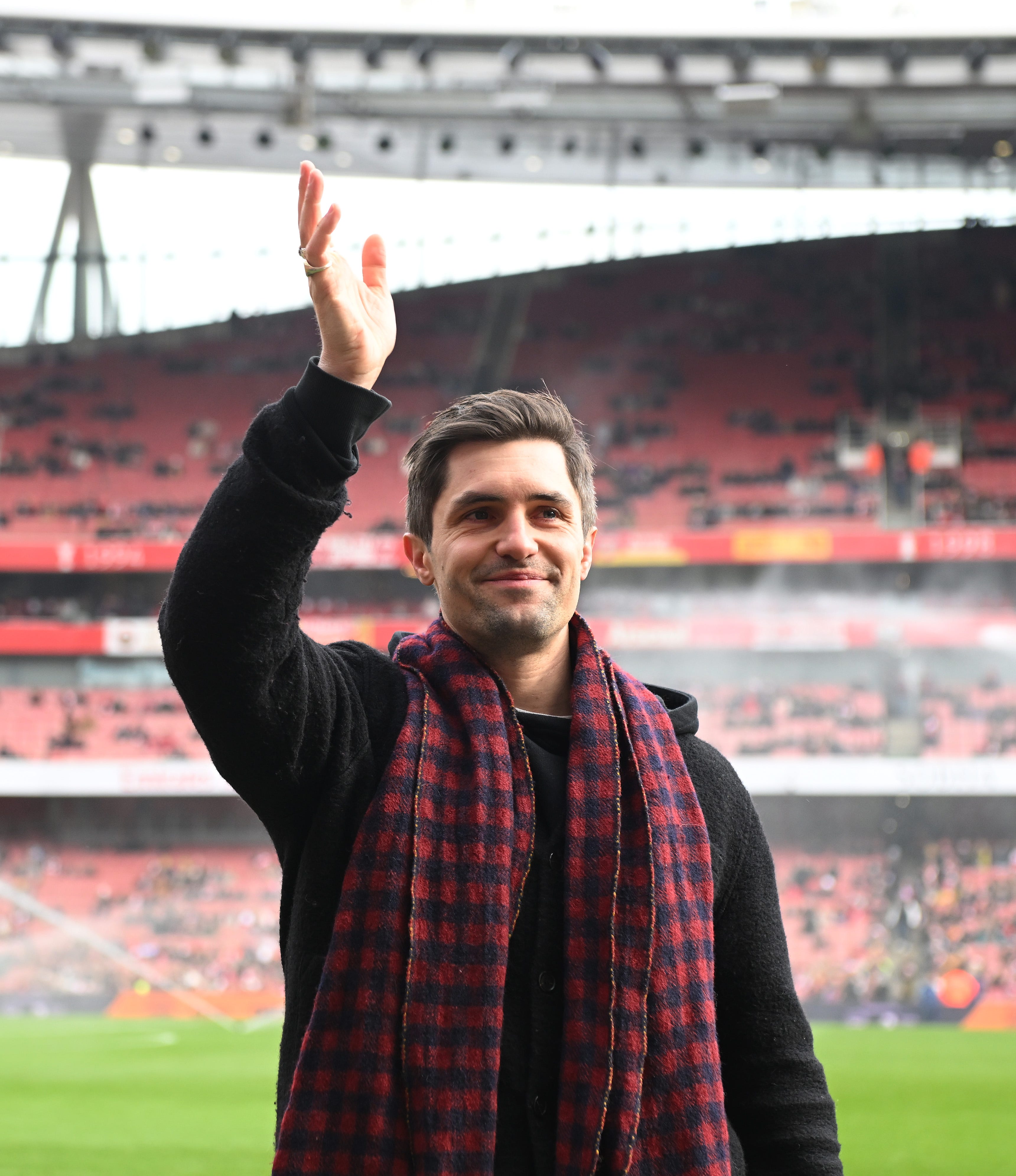 london, england february 16: actor, phil dunster, acknowledges the crowd after a pitchside interview prior to the barclays womens super league match between arsenal and tottenham hotspur at emirates stadium on february 16, 2025 in london, england. (photo by alex burstow/arsenal fc via getty images)