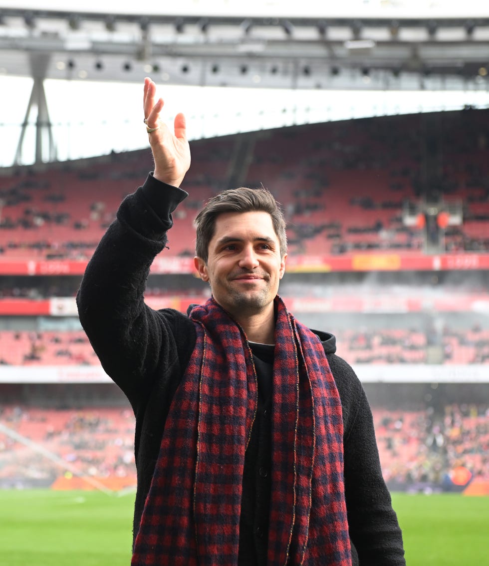 Arsenal FC v Tottenham Hotspur FC - Barclays Women's Super League london, england february 16: actor, phil dunster, acknowledges the crowd after a pitchside interview prior to the barclays womens super league match between arsenal and tottenham hotspur at emirates stadium on february 16, 2025 in london, england. (photo by alex burstow/arsenal fc via getty images)