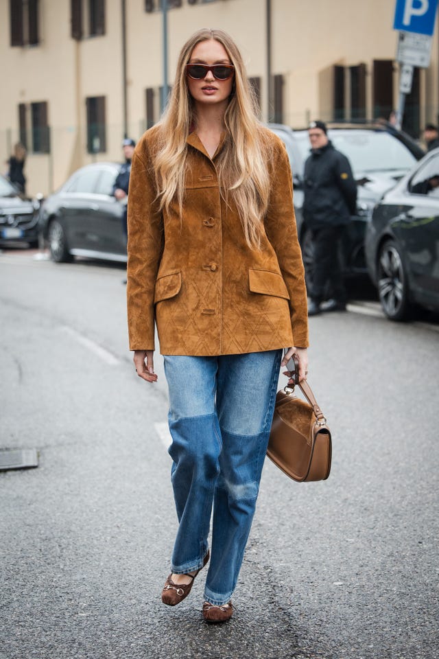Milão, Itália, 25 de fevereiro: Romee Strijd é vista vestindo uma jaqueta de couro marrom, calças jeans azuis, óculos escuros e bolsa Gucci Blondie de camurça marrom do lado de fora da Gucci durante a Semana de Moda Feminina Outono/Inverno 2025/2026 de Milão em 25 de fevereiro de 2025 em Milão, Itália. (foto de Claudio Lavenia/Getty Images)