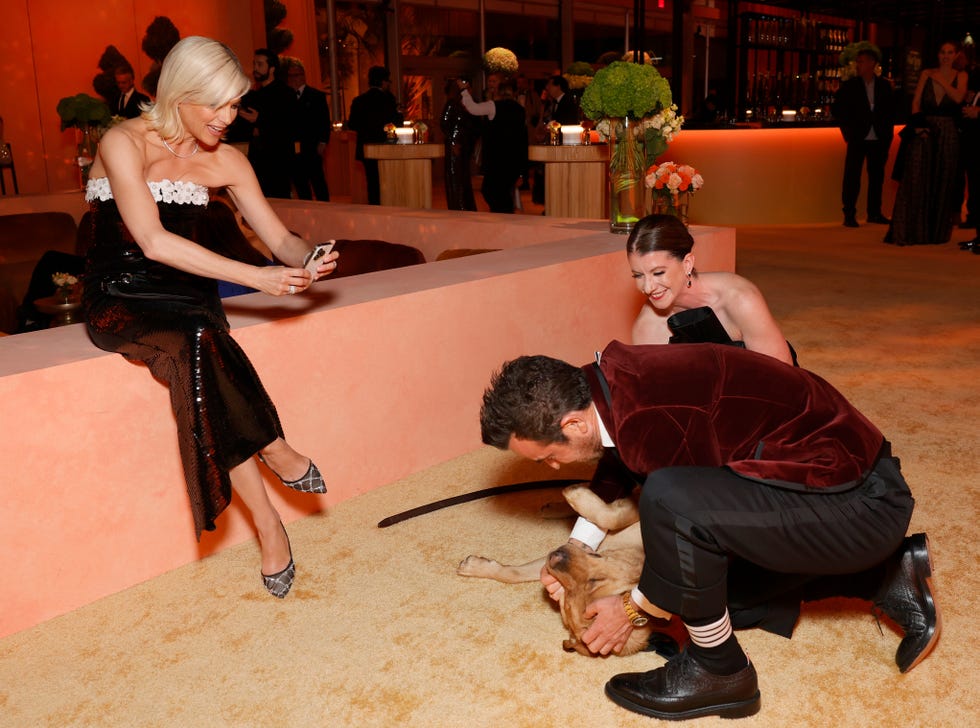 beverly hills, california march 02: exclusive coverage (l r) selma blair, scout, justin theroux, and attend the 2025 vanity fair oscar party hosted by radhika jones at wallis annenberg center for the performing arts on march 02, 2025 in beverly hills, california. (photo by stefanie keenan/vf25/wireimage for vanity fair)