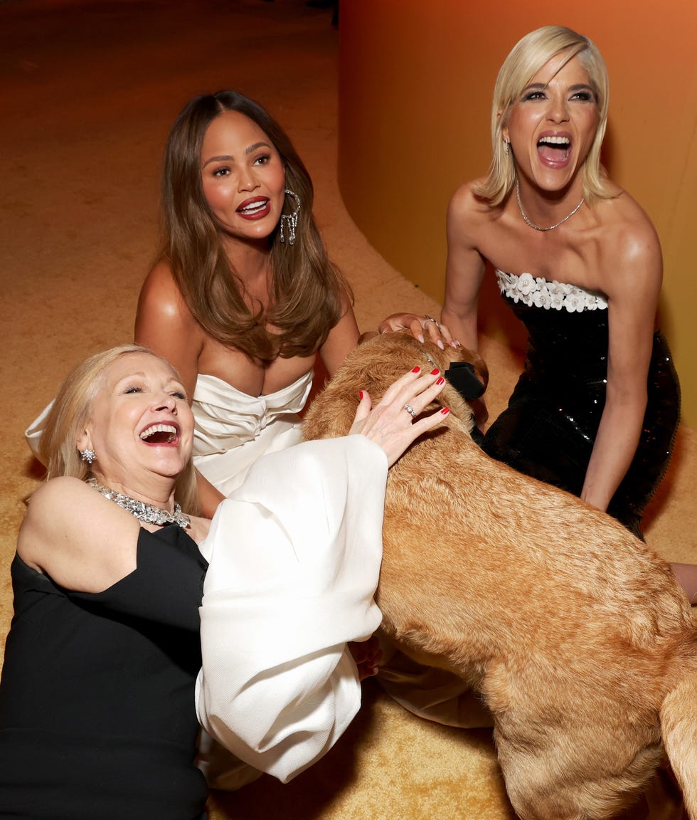 beverly hills, california march 02: exclusive coverage (l r) patricia clarkson, chrissy teigen, scout and selma blair attend the 2025 vanity fair oscar party hosted by radhika jones at wallis annenberg center for the performing arts on march 02, 2025 in beverly hills, california. (photo by kevin mazur/vf25/wireimage for vanity fair)