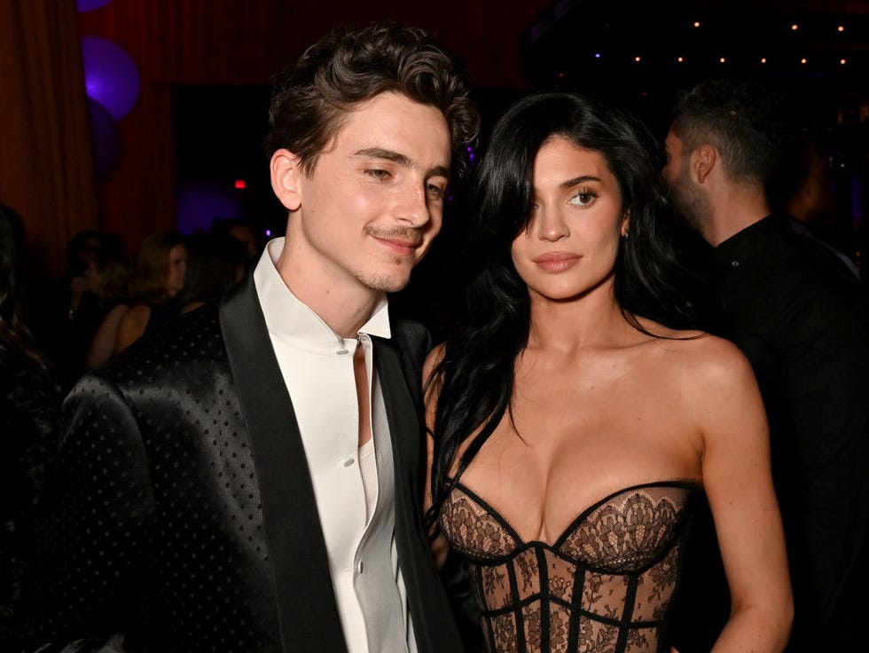 beverly hills, california march 02: exclusive coverage (l r) timothée chalamet and kylie jenner attend the 2025 vanity fair oscar party hosted by radhika jones at wallis annenberg center for the performing arts on march 02, 2025 in beverly hills, california. (photo by dave benett/vf25/wireimage for vanity fair)