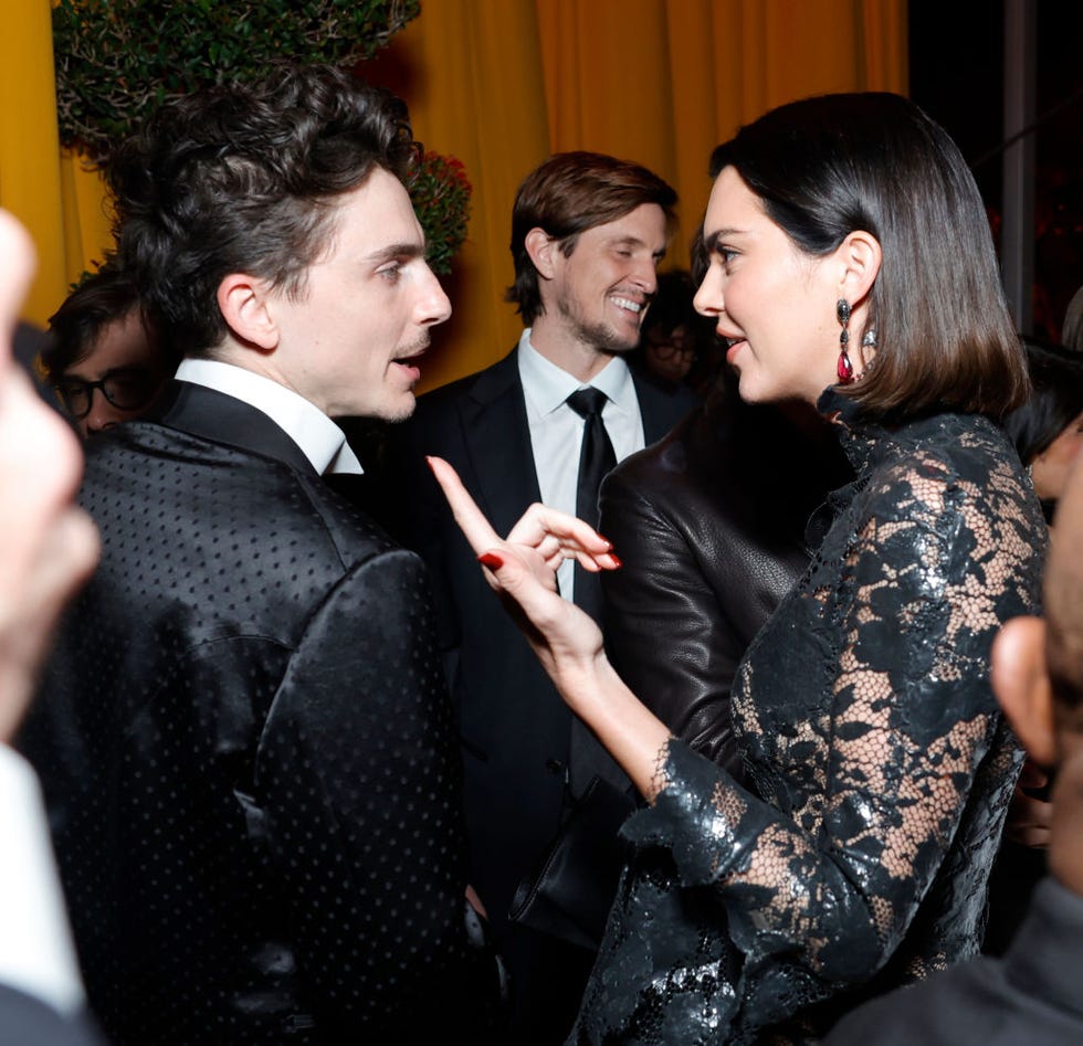 beverly hills, california march 02: exclusive coverage (l r) timothée chalamet and kendall jenner attend the 2025 vanity fair oscar party hosted by radhika jones at wallis annenberg center for the performing arts on march 02, 2025 in beverly hills, california. (photo by stefanie keenan/vf25/wireimage for vanity fair)