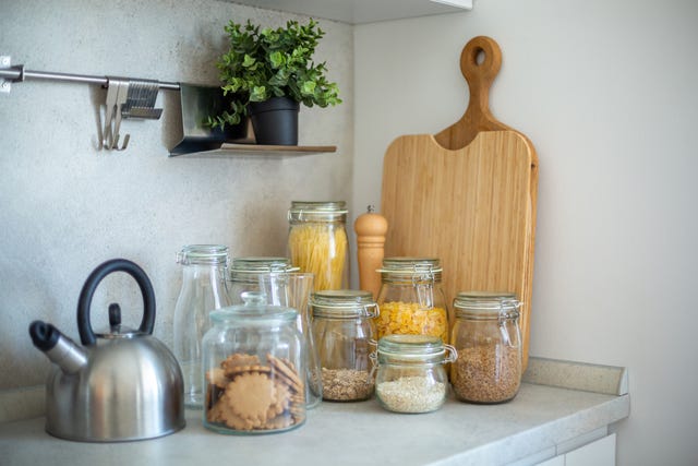 botes de cristal en la cocina