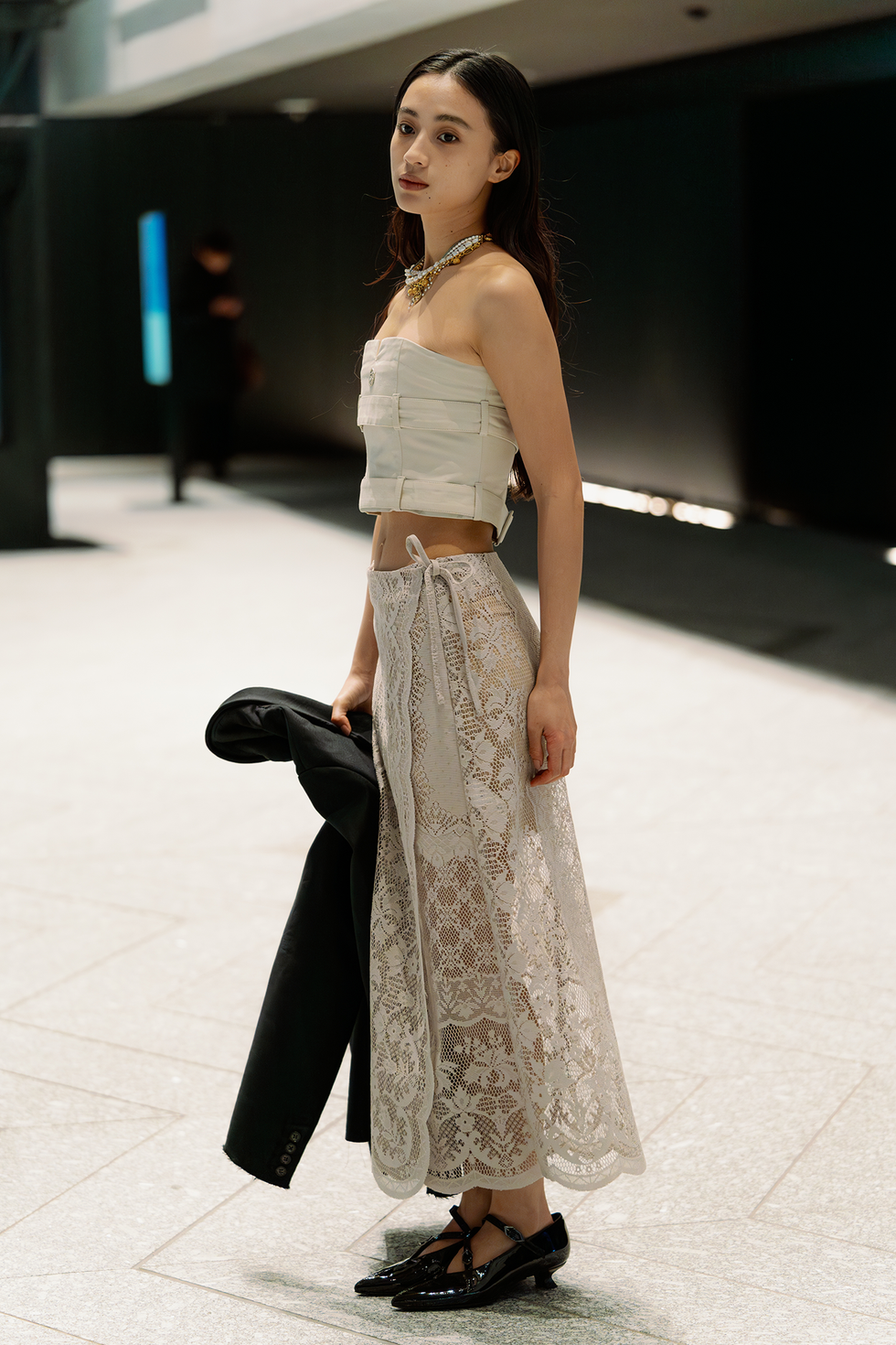 Tokyo, Giappone, 19 marzo: un'ospite indossa un top beige, una gonna lunga in pizzo beige e scarpe nere durante la Rakuten Tokyo Fashion Week autunno inverno 2025, il 19 marzo 2025 a Tokyo, Giappone. (foto di Mila Gruber/Getty Images)