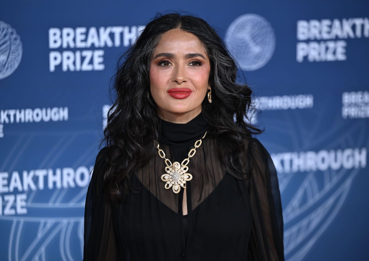 La foto más natural de Salma Hayek a los 58 años: en bikini, sin maquillar  y luciendo canas y abdominales
