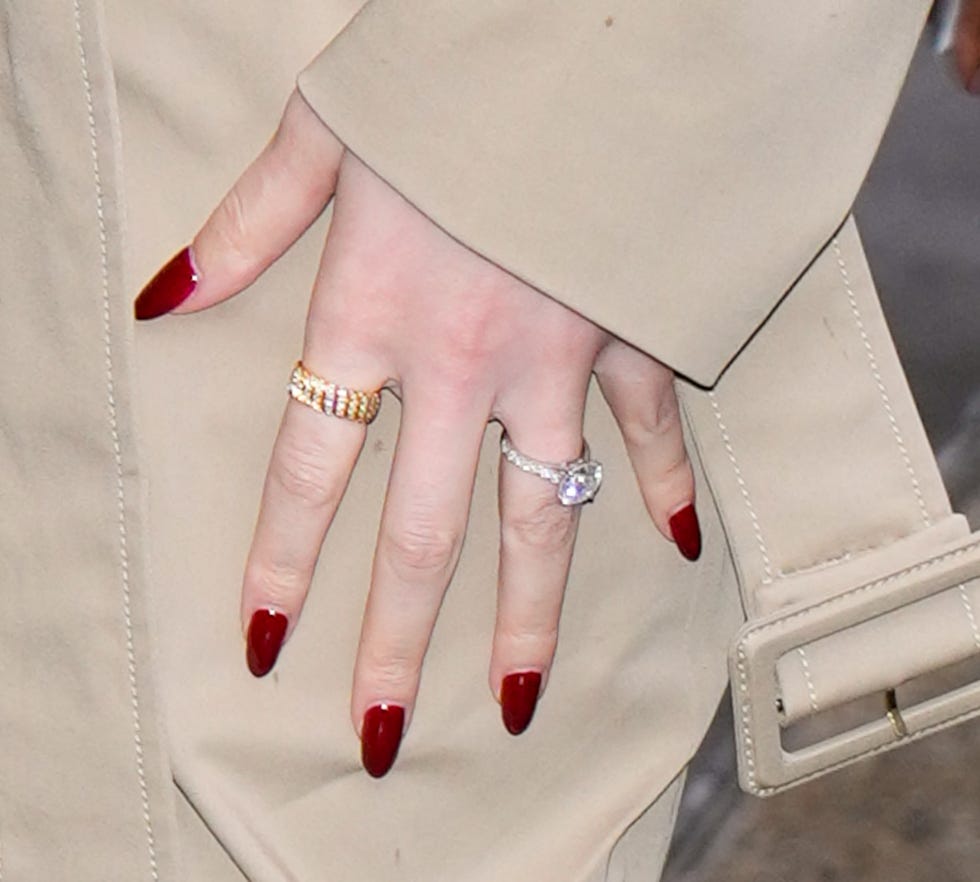 Hailee Steinfeld mostra il suo anello di fidanzamento a New York City il 7 aprile 2025