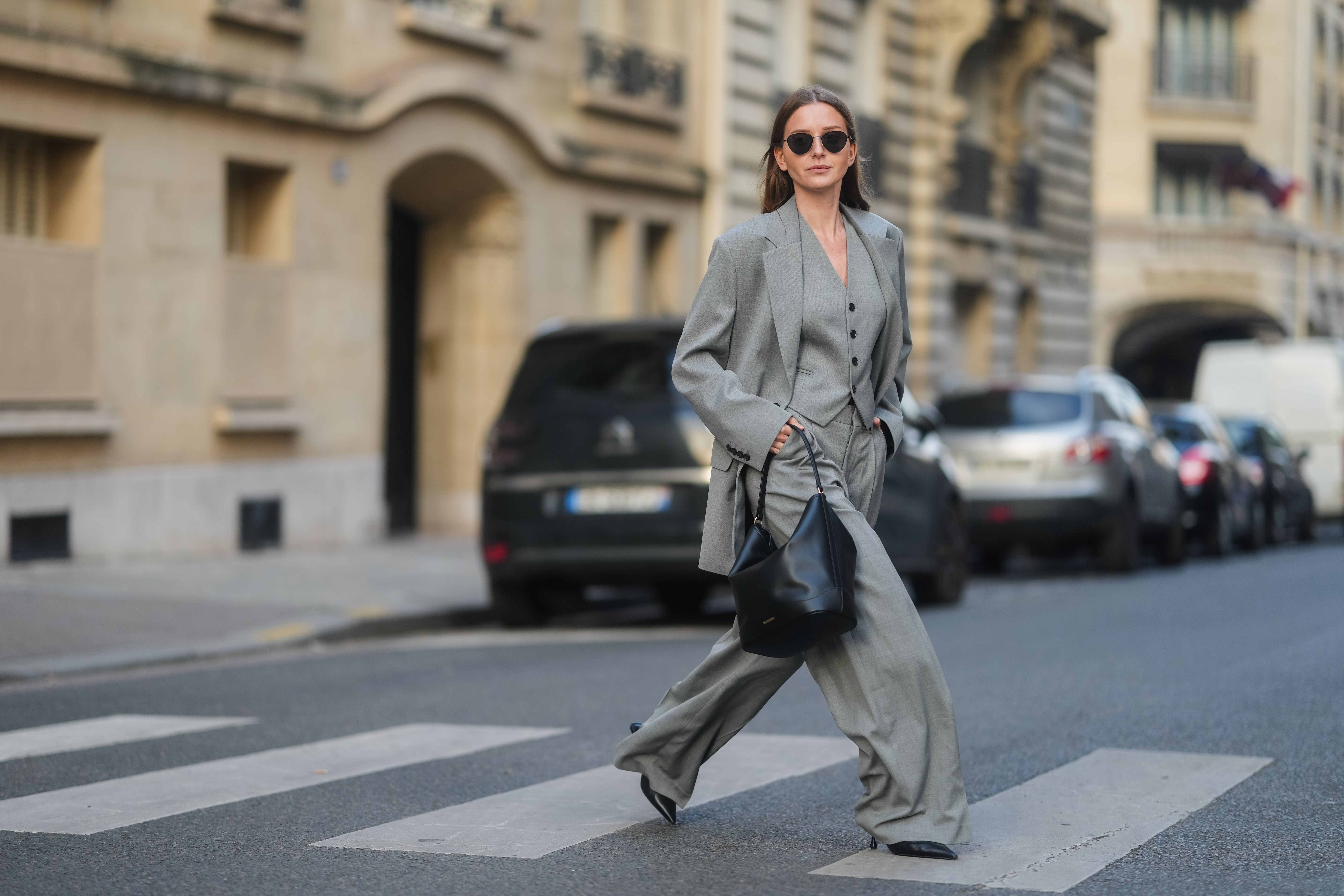 10 Vest Outfits for Women to Wear 2025
