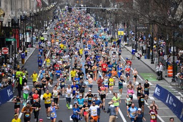 a large crowd of runners in a 5k
