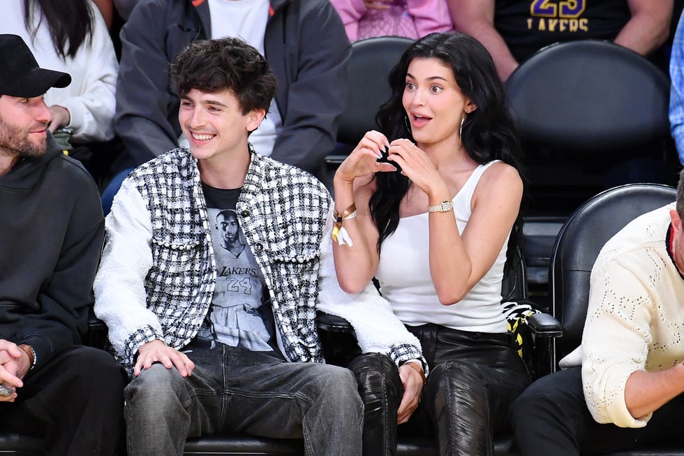Kylie Jenner y Timothee Chalamet en el partido de los Lakers