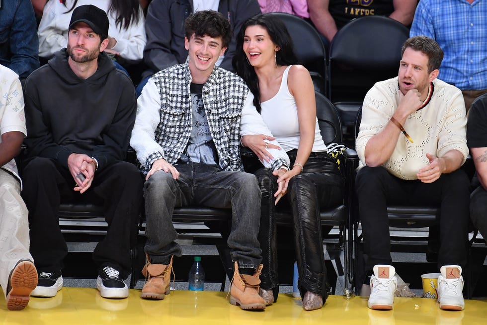 Kylie Jenner y Timothee Chalamet en el partido de los Lakers