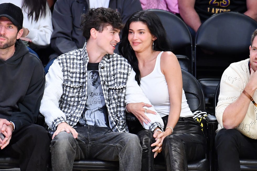 Kylie Jenner y Timothee Chalamet en el partido de los Lakers