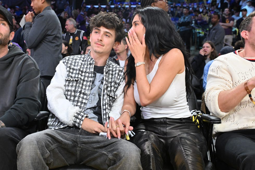 Kylie Jenner y Timothee Chalamet en el partido de los Lakers