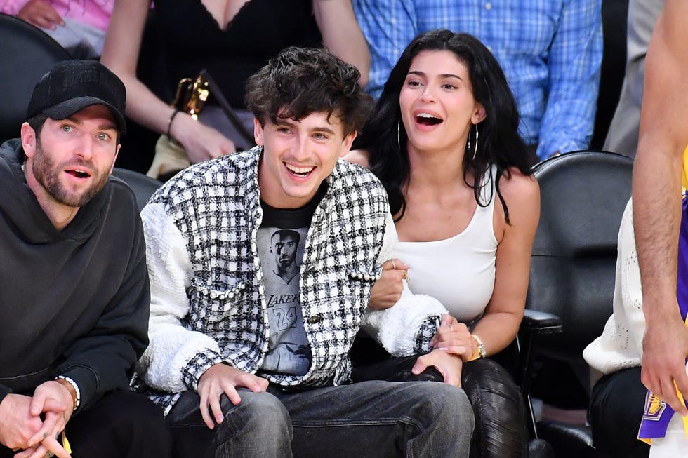 Kylie Jenner y Timothee Chalamet en el partido de los Lakers
