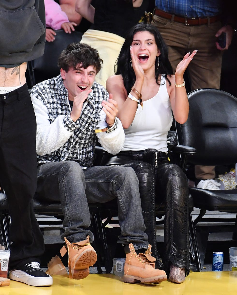 Kylie Jenner y Timothee Chalamet en el partido de los Lakers