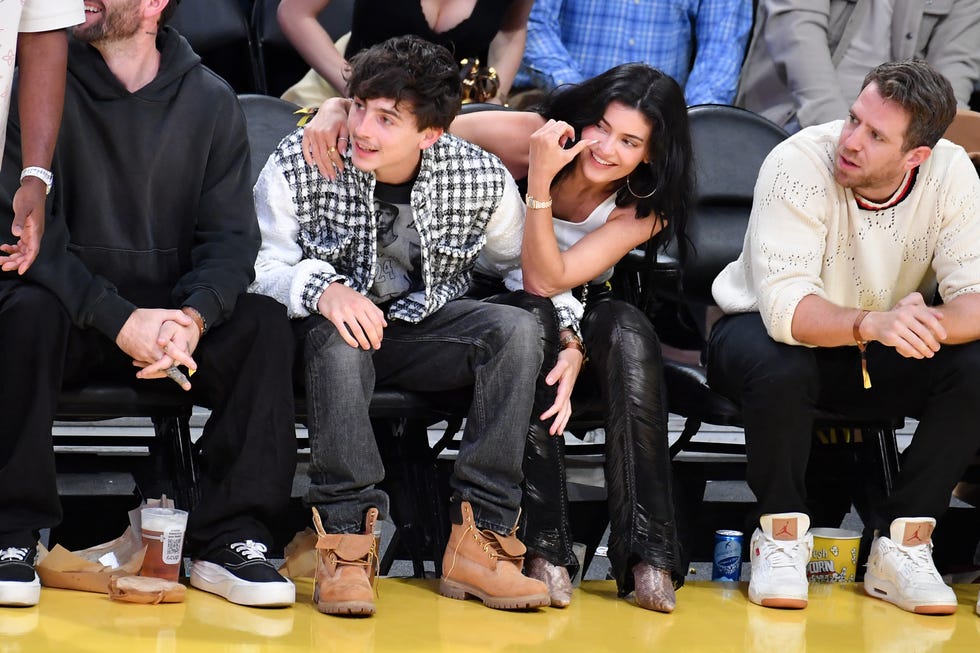 Kylie Jenner y Timothee Chalamet en el partido de los Lakers