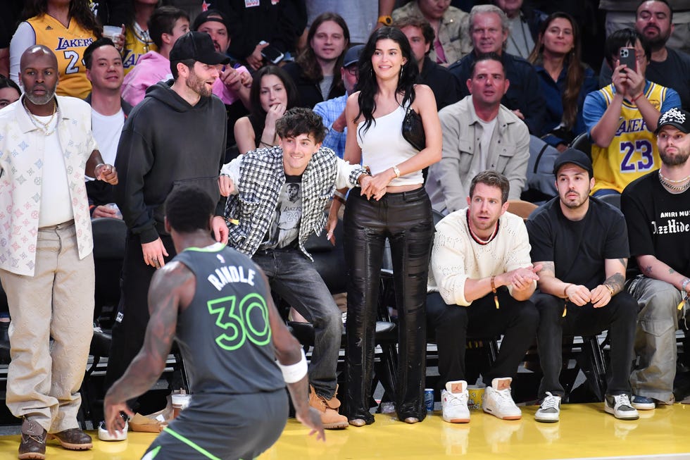 Kylie Jenner y Timothee Chalamet en el partido de los Lakers