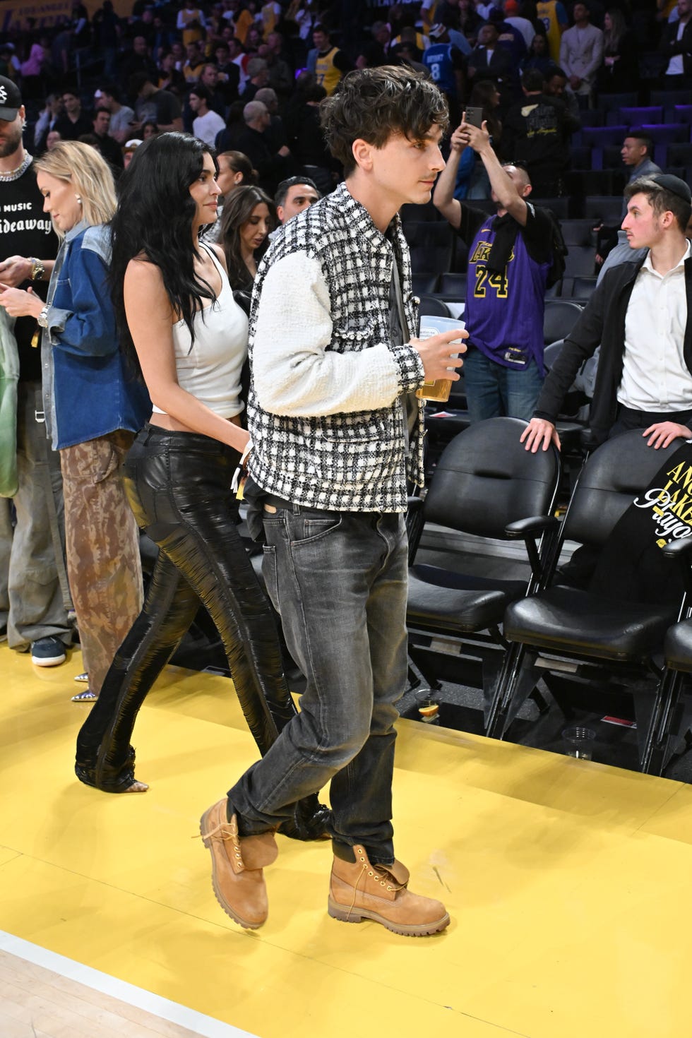 Kylie Jenner y Timothee Chalamet en el partido de los Lakers