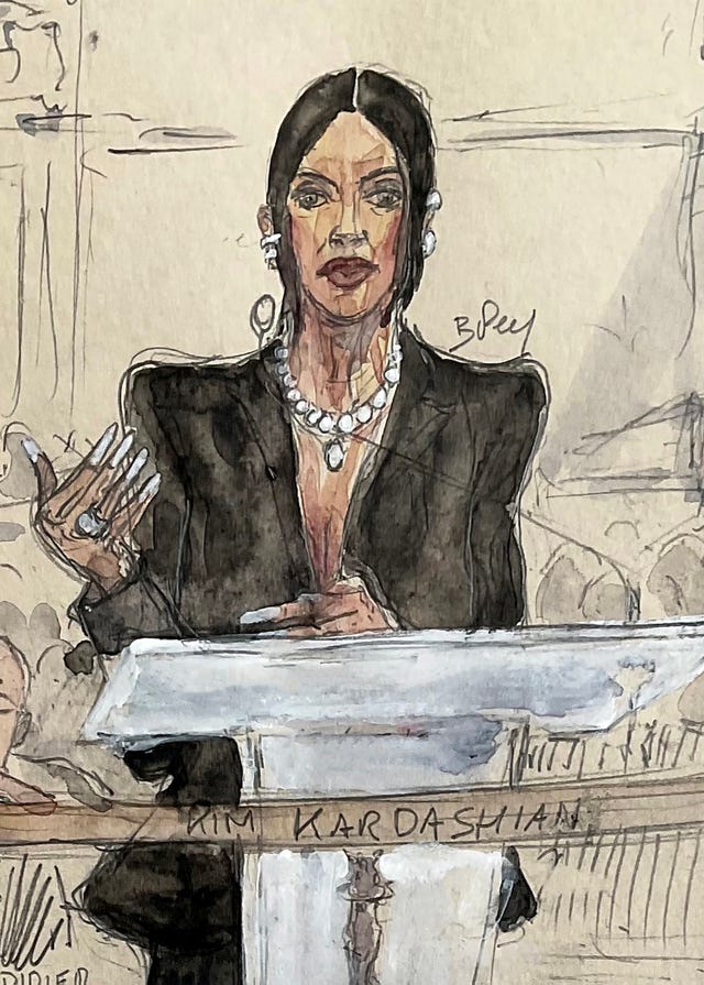 ten szkic rozprawy sądowej z 13 maja 2025 r. w paryżu przedstawia gwiazdę kim kardashian składającą zeznania przed sądem przysięgłych w sprawie napadu z 2016 r., w wyniku którego pod groźbą broni skradziono jej biżuterię wartą miliony dolarów. proces w sprawie tej sensacyjnej kradzieży biżuterii wartej dziewięć milionów euro rozpoczął się w paryżu 28 kwietnia 2025 r. (zdjęcie benoit peyrucq / afp) (zdjęcie benoit peyrucq/afp via getty images)