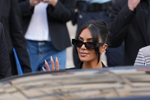 Paryż, Francja 13 maja: Kim Kardashian opuszcza rozprawę w Palais de Justice, ma na sobie okulary przeciwsłoneczne Alaia, kolczyki z diamentami Repossi i kolczyki Brioni Raymond. Stało się to w Palais de Justice 13 maja 2025 r. w Paryżu we Francji. (zdjęcie Edwarda Berthelota/GC Images)