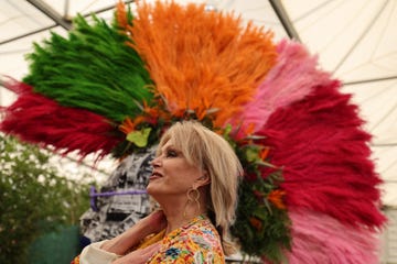english actor joanna lumley poses with the chelsea punk, a mohican made from pampas grass, during the preview day at the rhs chelsea flower show, in london, on may 19, 2025. sweet potatoes sprouting among flowers, talking trees powered by ai and drought resistant crops, the prestigious chelsea flower show is facing the future focusing on innovation and climate change adaptation. (photo by adrian dennis / afp)