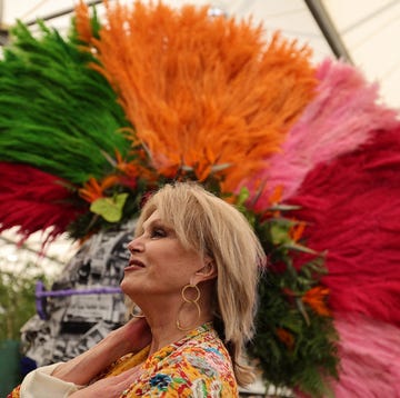 english actor joanna lumley poses with the chelsea punk, a mohican made from pampas grass, during the preview day at the rhs chelsea flower show, in london, on may 19, 2025. sweet potatoes sprouting among flowers, talking trees powered by ai and drought resistant crops, the prestigious chelsea flower show is facing the future focusing on innovation and climate change adaptation. (photo by adrian dennis / afp) english actor joanna lumley poses with the chelsea punk, a mohican made from pampas grass, during the preview day at the rhs chelsea flower show, in london, on may 19, 2025. sweet potatoes sprouting among flowers, talking trees powered by ai and drought resistant crops, the prestigious chelsea flower show is facing the future focusing on innovation and climate change adaptation. (photo by adrian dennis / afp)