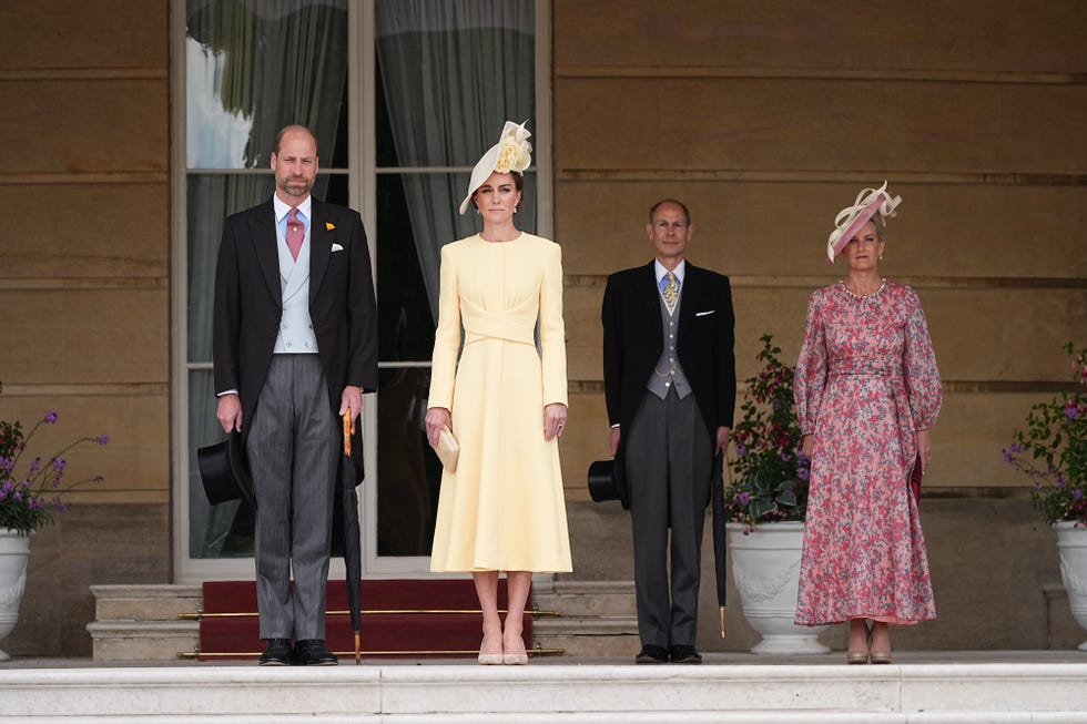 london, england may 20: prince william, prince of wales, catherine, princess of wales, prince edward, duke of edinburgh and sophie, duchess of edinburgh stand at the top of the garden steps before the start of a royal garden party at buckingham palace on may 20, 2025 in london, england. (photo by aaron chown wpa pool / getty images)