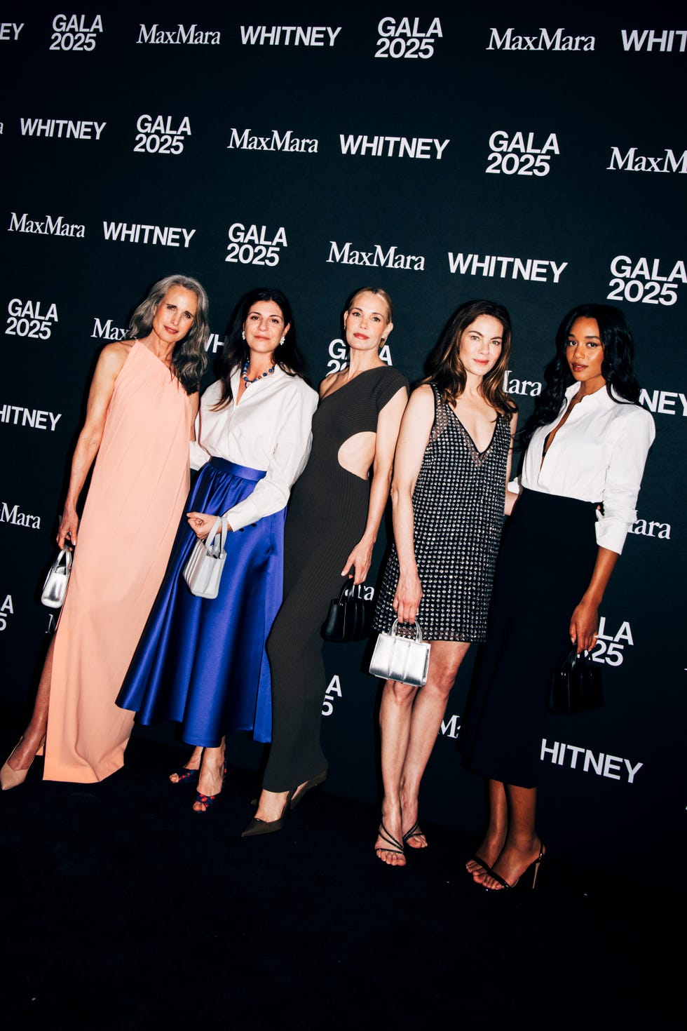 andie macdowell, maria giulia prezioso maramotti, leslie bibb, michelle monaghan, laura harrier, 20 mayıs 2025'te new york, new york'taki whitney sanat müzesinde düzenlenen whitney galasında. (alyssa greenberg/wwd via getty images tarafından çekilen fotoğraf)