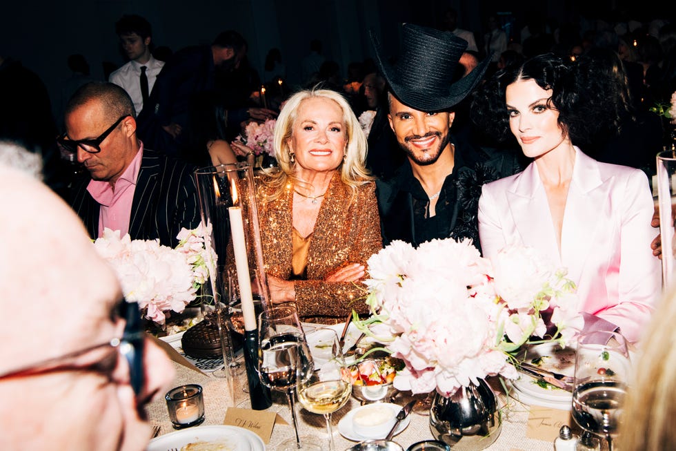 pamela rolland, jay manuel, jaimie alexander, 20 mayıs 2025'te new york, new york'taki whitney sanat müzesinde düzenlenen whitney galasında. (alyssa greenberg/wwd via getty images tarafından çekilen fotoğraf)