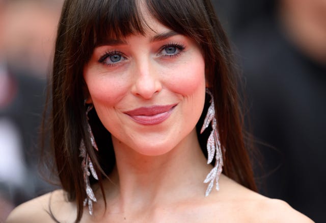 Cannes, Francia, 19 maggio: Dakota Johnson partecipa al red carpet più alto e più basso del 78° Festival di Cannes, al Palais des Festivals, il 19 maggio 2025 a Cannes, Francia. (Foto di Karwai Tang/wireimage)