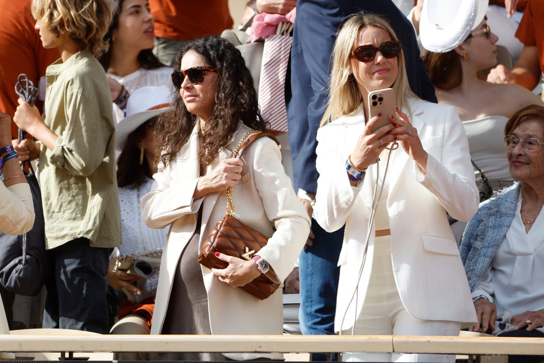 La mujer de Rafa Nadal, Xisca Perelló, completó su look premamá con un bolso valorado en más de 6.000 euros.