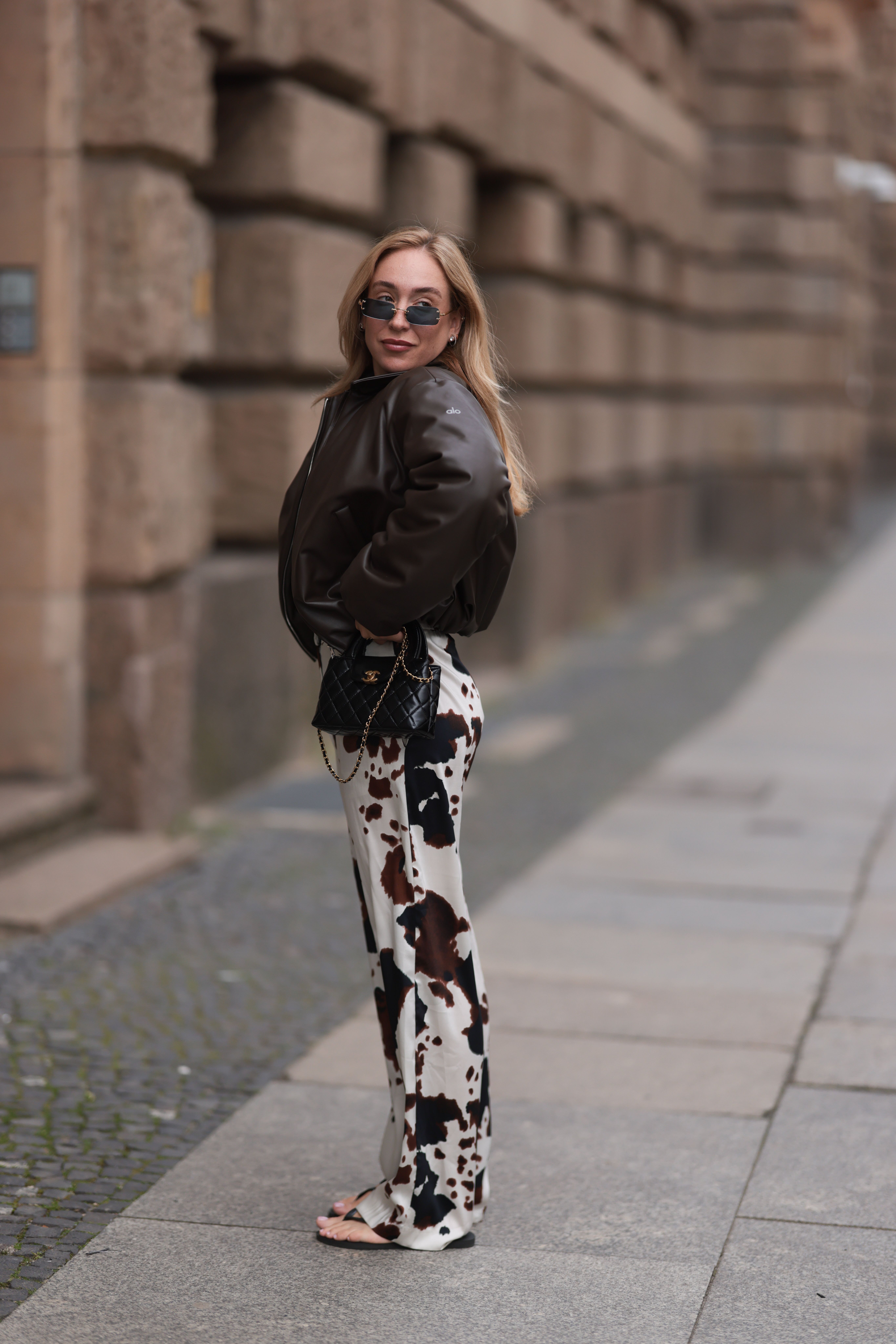 5 giacche di Zara e Mango da abbinare ai pantaloni fluidi per vestire con eleganza d'estate senza rinunciare alla comodità