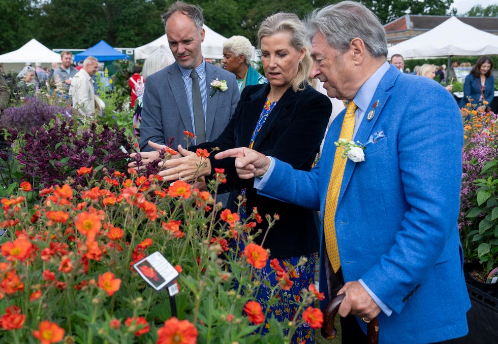 windsor, england june 7: sophie, duchess of edinburgh and alan titchmarsh attend the royal windsor flower show at windsor great park on june 7, 2025 in windsor, england. (photo by mark cuthbert/uk press via getty images)