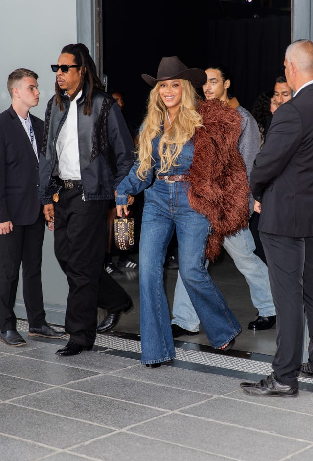 Paris, Frankreich, 24. Juni: Jay Z und Beyoncé sind am 24. Juni 2025 bei der Louis Vuitton Menswear Show Frühjahr/Sommer 2026 im Rahmen der Paris Fashion Week in Paris, Frankreich, zu sehen. (Foto: Christian Vierig/Getty Images)
