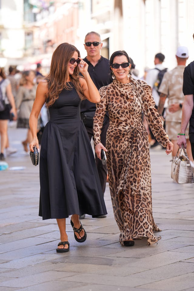 Venedig, Italien, 27. Juni: Khloé Kardashian und Kris Jenner machen einen Spaziergang durch die Stadt vor der Hochzeit von Jeff Bezos und Lauren Sanchez am 27. Juni 2025 in Venedig, Italien. (Foto: Andrea Cremascoli/GC Images)
