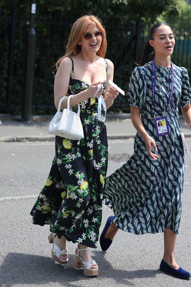 London, England, 30. Juni: Isla Fisher nimmt am ersten Tag der Wimbledon-Tennismeisterschaften im All England Lawn Tennis and Croquet Club am 30. Juni 2025 in London, England, teil. (Foto: Neil Mockford/GC Images)