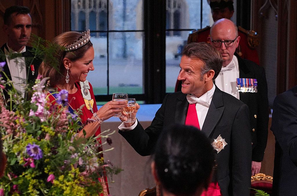 Kate Middleton Wears Lover's Knot Tiara for State Banquet With French  President