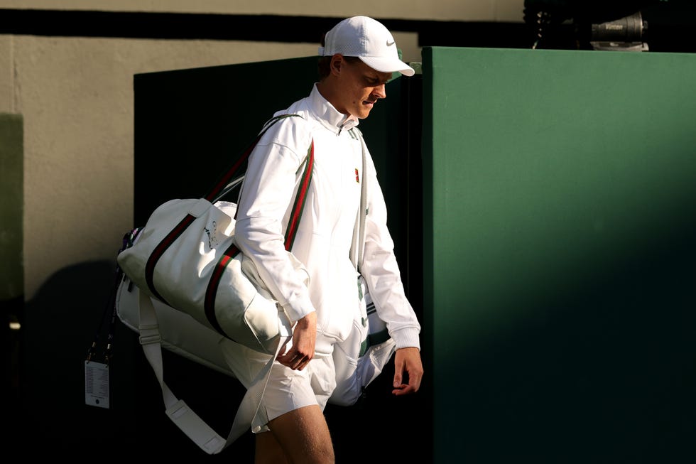 Londres, Inglaterra, 7 de julho: Jannik Sinner, da Itália, caminha para a quadra central antes da partida da quarta rodada de simples masculino contra Grigor Dimitrov, da Bulgária, no oitavo dia do campeonato de Wimbledon 2025, no All England Lawn Tennis and Croquet Club, em 7 de julho de 2025, em Londres, Inglaterra. (Foto de Julian Finney/Getty Images)