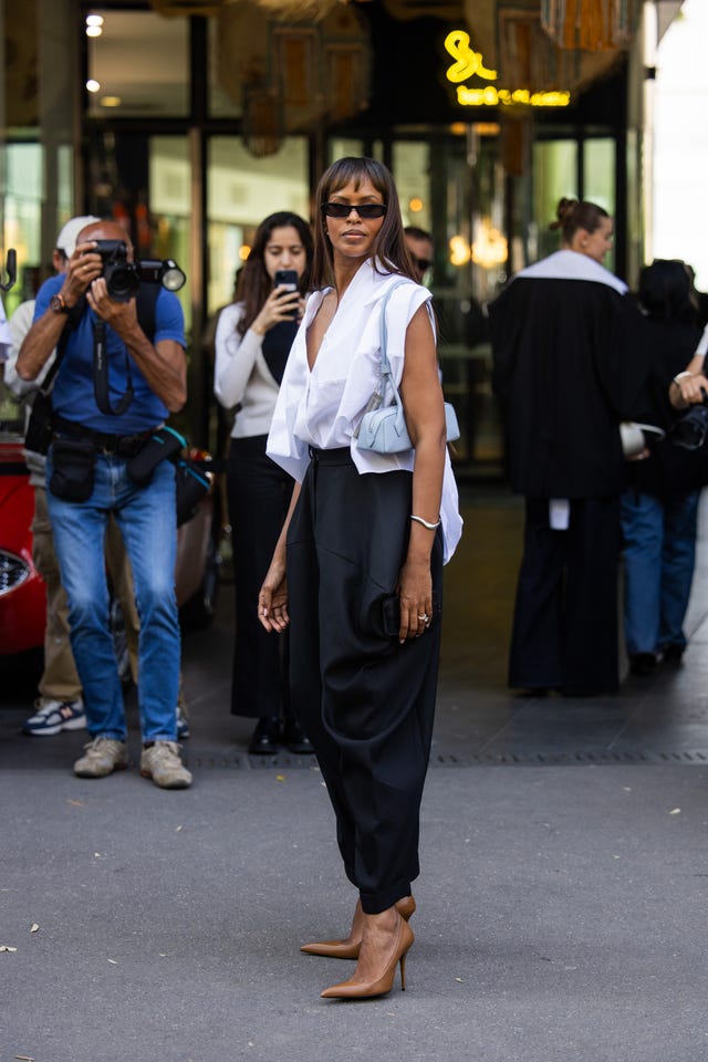 Paris, Frankreich, 9. Juli: Sabrina Elba trägt eine weiße ärmellose Bluse, eine schwarze Hose und eine blaue Tasche vor Viktor Rolf während der Haute Couture Herbst/Winter 2025/2026 im Rahmen der Paris Fashion Week am 9. Juli 2025 in Paris, Frankreich. (Foto: Christian Vierig/Getty Images)