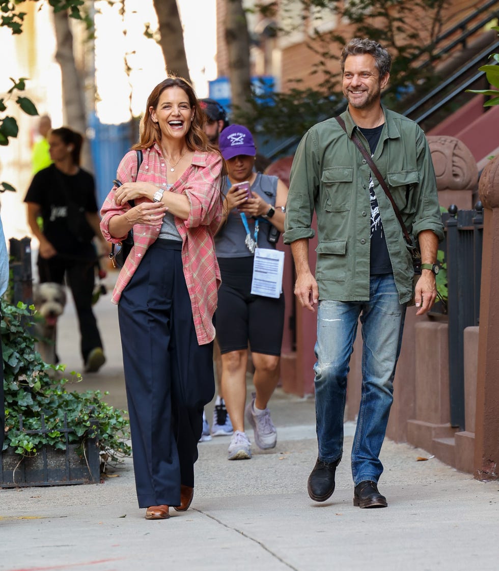 new york, ny july 21: katie holmes and joshua jackson are seen on the set of happy hour on july 21, 2025 in new york city. (photo by jason howard/bauer griffin/gc images)
