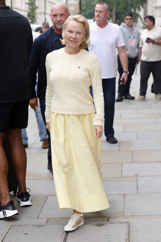 London, England, 23. Juli: Pamela Anderson verlässt das Corinthia Hotel, während sie am 23. Juli 2025 in London, England, für ihren neuen Film „Die nackte Kanone“ wirbt. (Foto: Neil Mockford/GC Images)