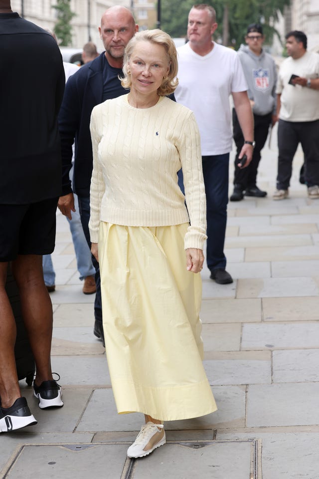 Londyn, Anglia, 23 lipca: Pamela Anderson opuszcza hotel Corinthia, promując nowy film „Nagi pistolet”, 23 lipca 2025 roku w Londynie, Anglia. (zdjęcie: Neil Mockford/GC Images)