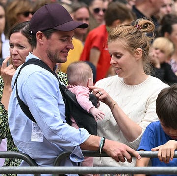 BRITAIN-FBL-ENG-EURO-2025-WOMEN-PARADE britains princess beatrice of york (c) her husband edoardo mozzi (cl) and children sienna, athena and christopher joins fans lining the mall waiting to greet the bus carrying the england womens national football team during the homecoming victory parade near buckingham palace in london on july 29, 2025 to celebrate the team winning euro 2025. (photo by justin tallis / afp) (photo by justin tallis/afp via getty images)